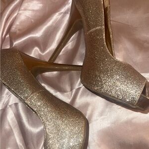 Rouge Helium Gold Glitter Heels for Celebrations